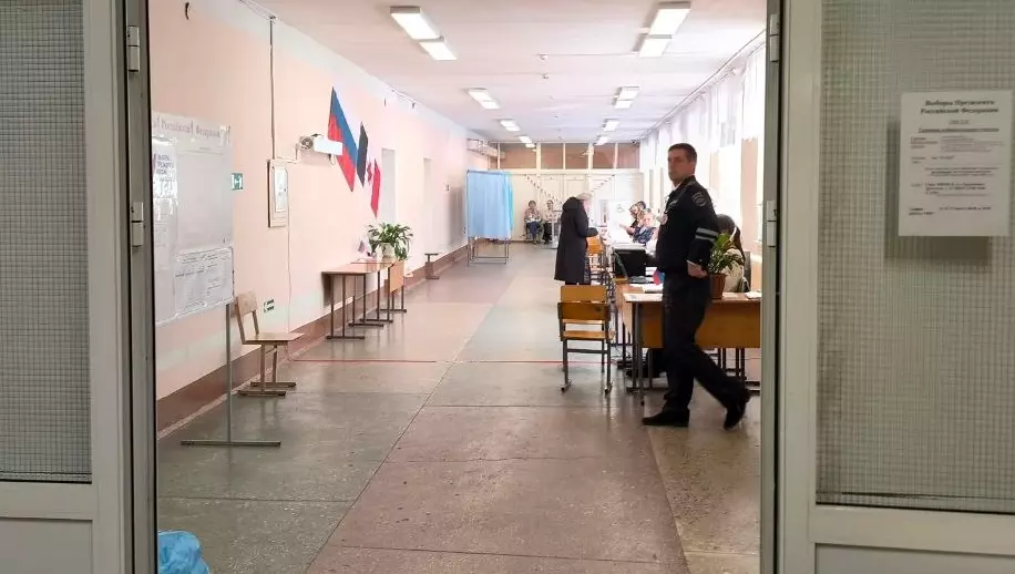На участках в Ижевске 16 марта ужесточили личный досмотр избирателей