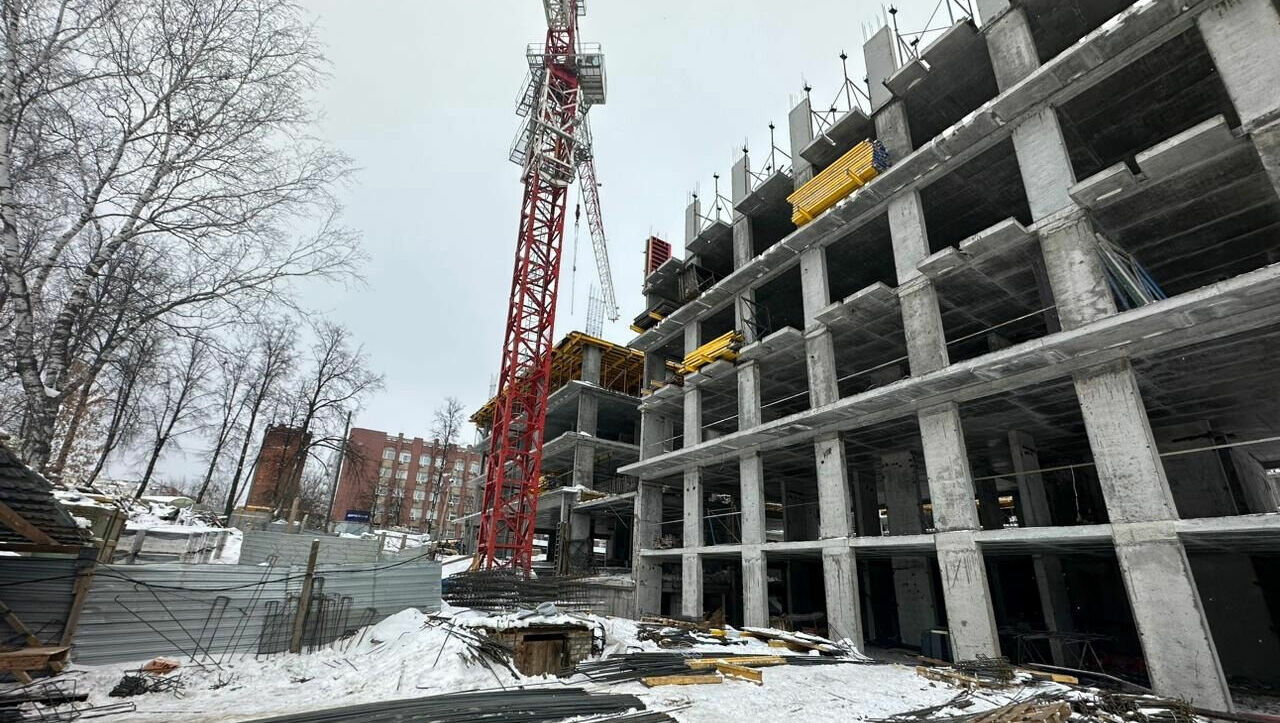 Рабочий упал с высоты 6 этажа и погиб на стройке в Ижевске