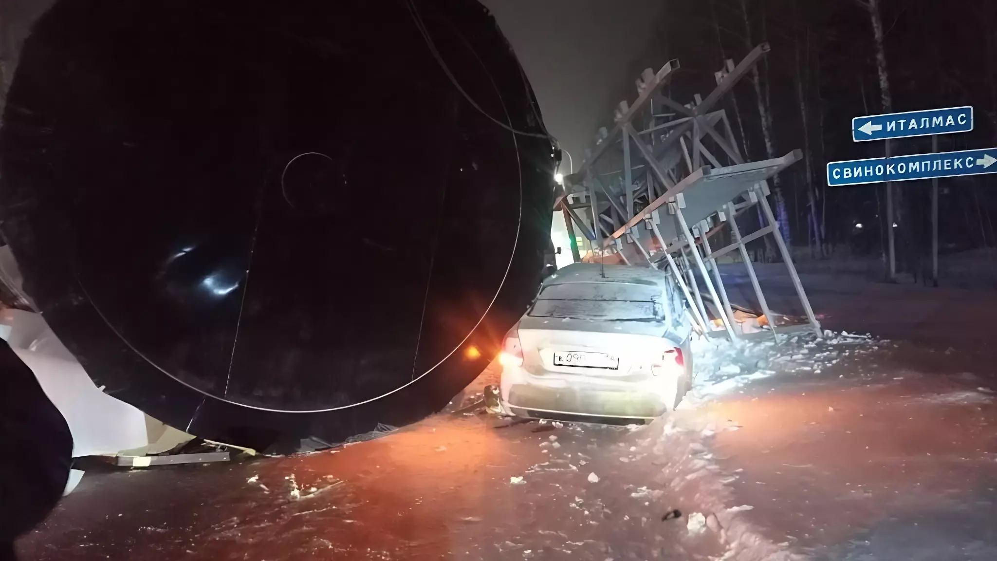 Водитель тягача снес эстакаду и уронил цистерну на дороге Ижевск — Воткинск