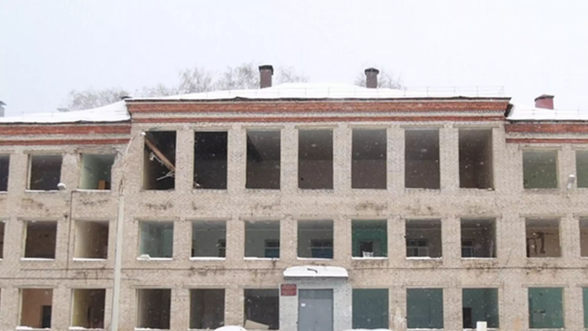 В Ижевске начали сносить аварийное здание школы № 65