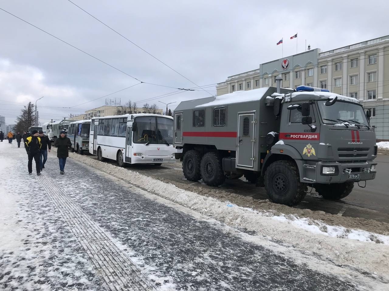 На Центральной площади Ижевска около сотни сотрудников полиции и несколько автозаков