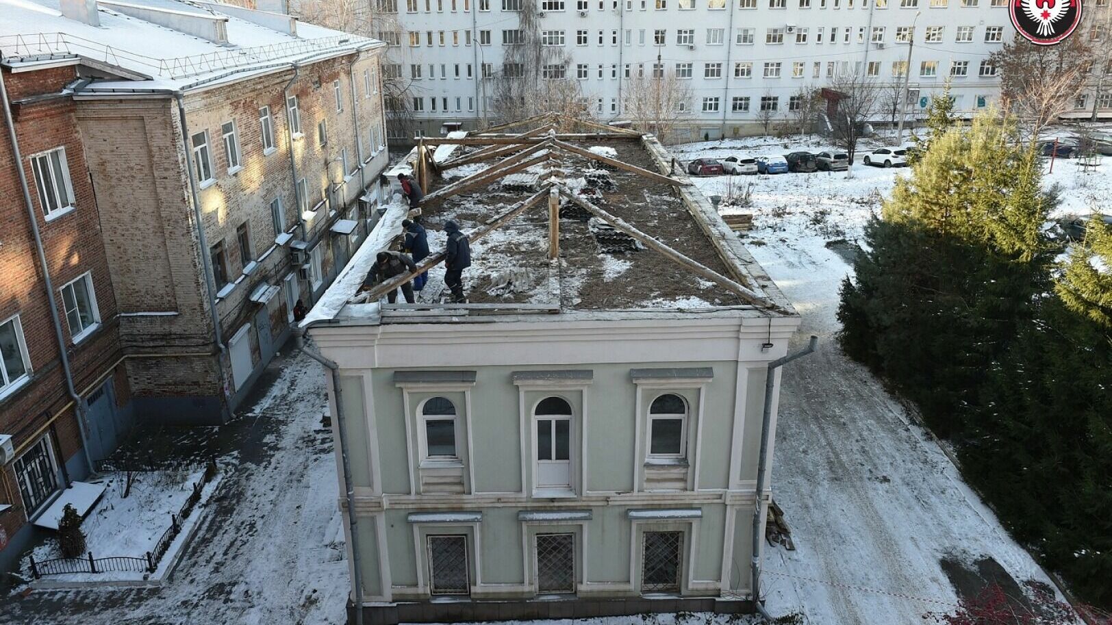 Крышу снесли: в Ижевске делают капремонт кровли «дома» студотрядов республики