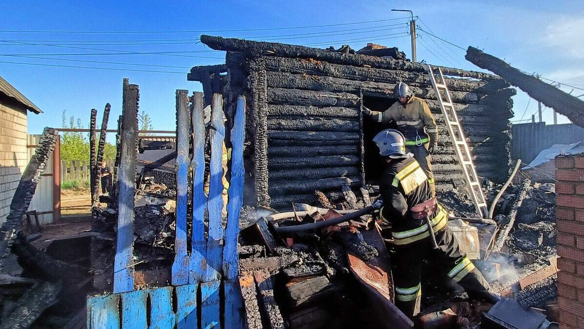 Из-за оставленной на плите пищи в Удмуртии сгорел жилой дом