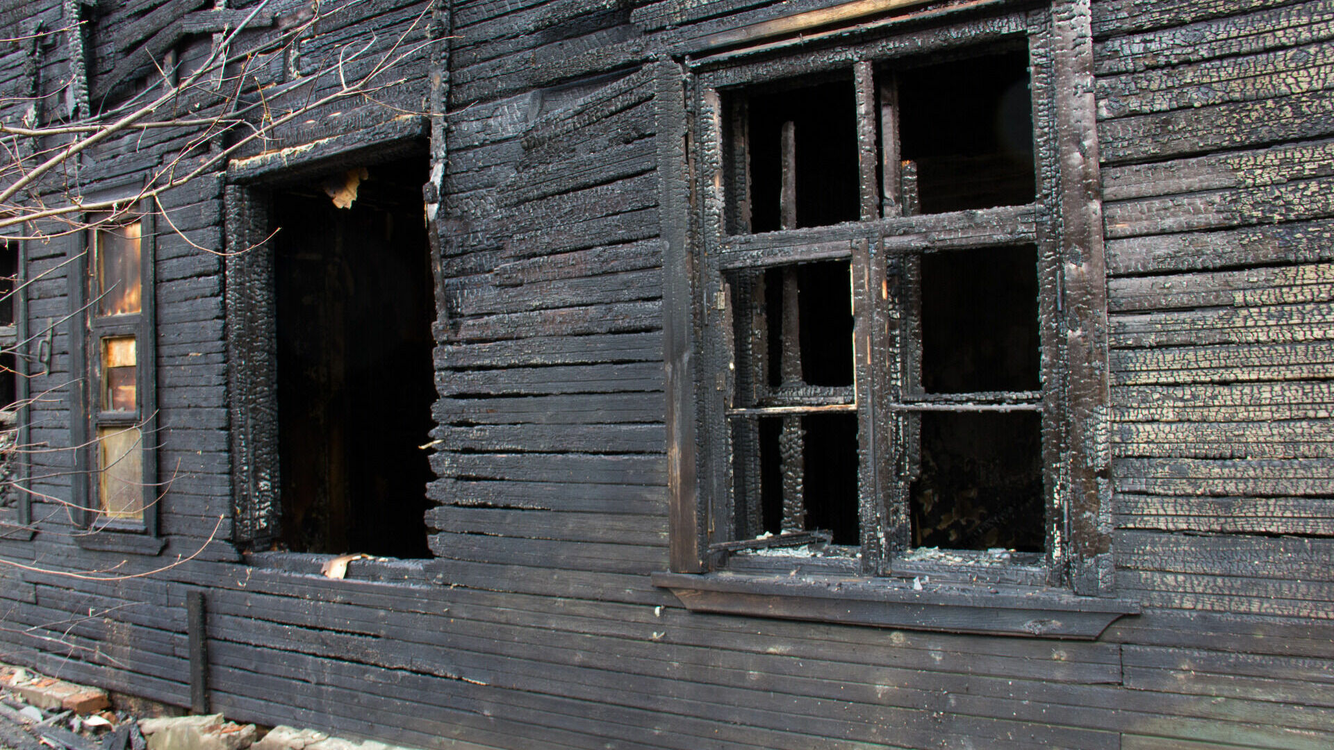 Неизвестные подожгли квартиру в многоквартирном доме в Ижевске