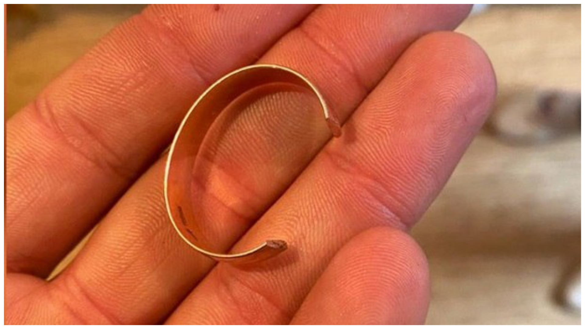 Золотые кольца украли. Украла кольцо. Кольцо на орган. Картинка колечко. Кольцо протыкающее палец.