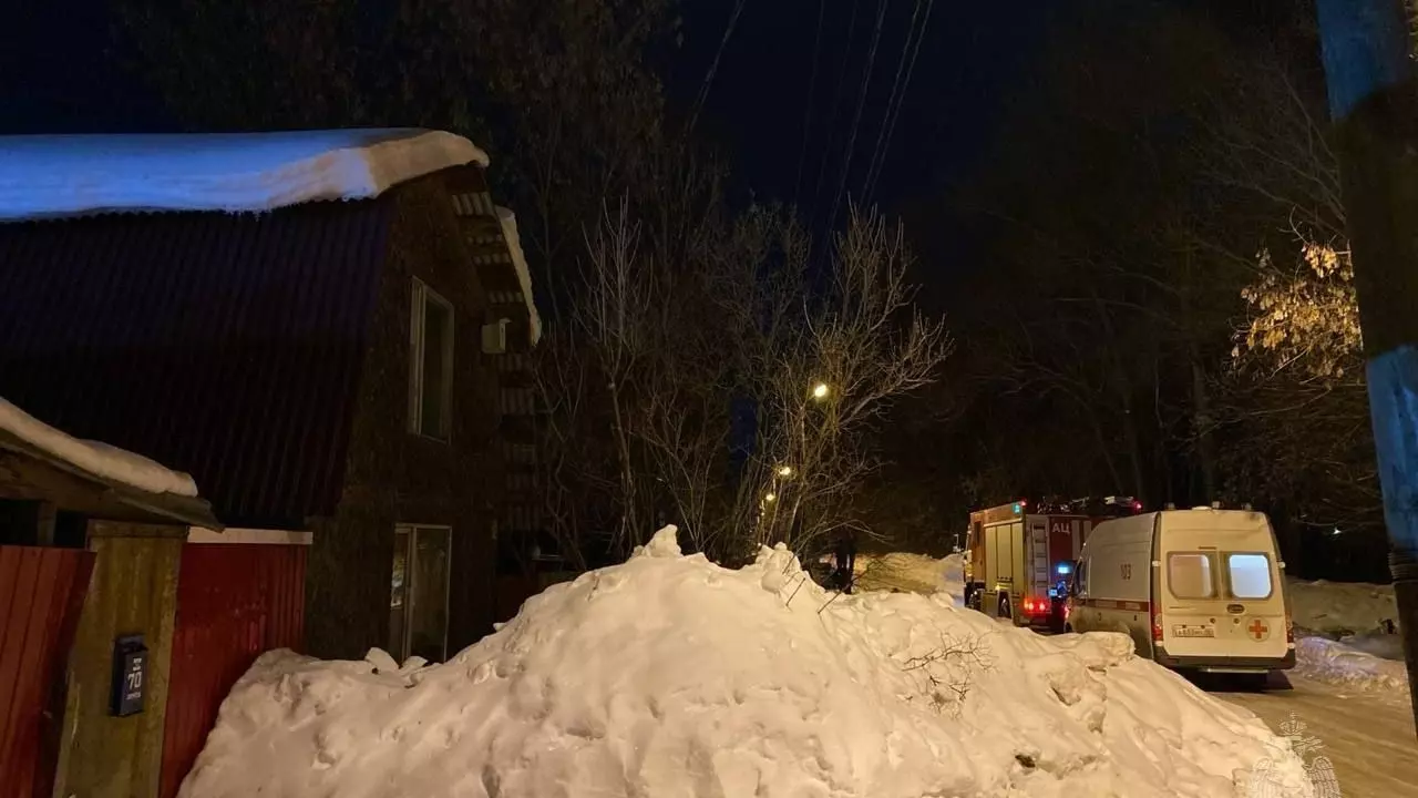 Женщину придавило снегом во дворе частного дома в Ижевске