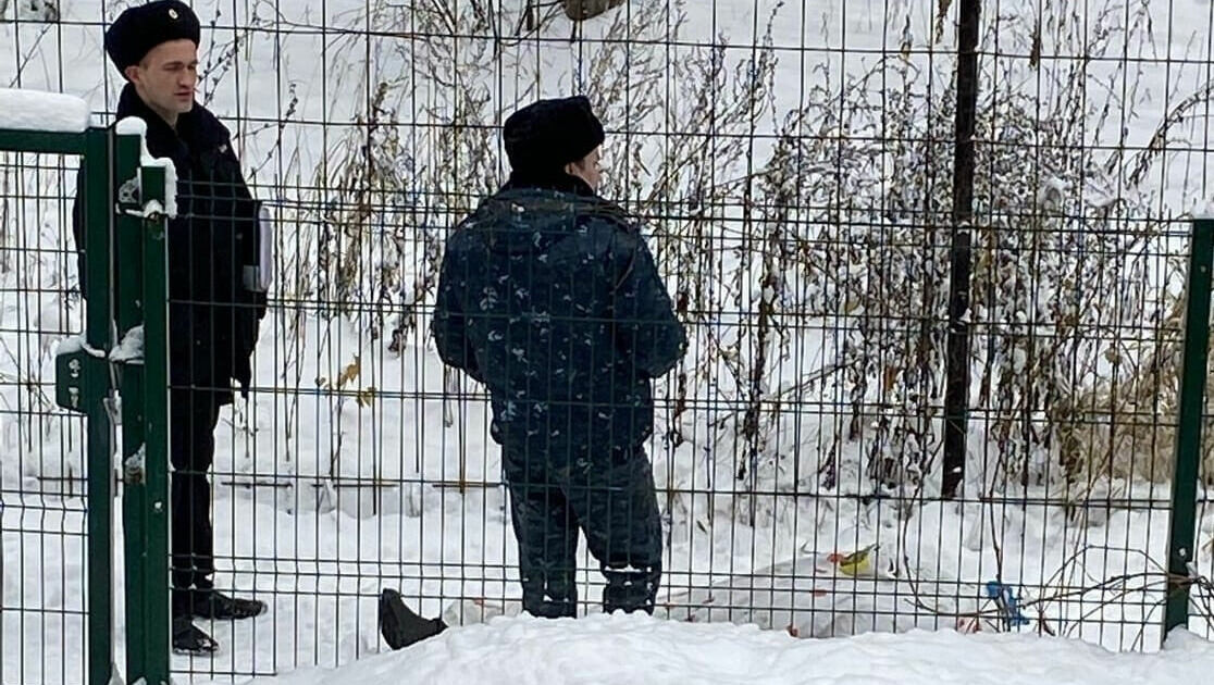 Труп мужчины обнаружили за забором школы №69 в Ижевске