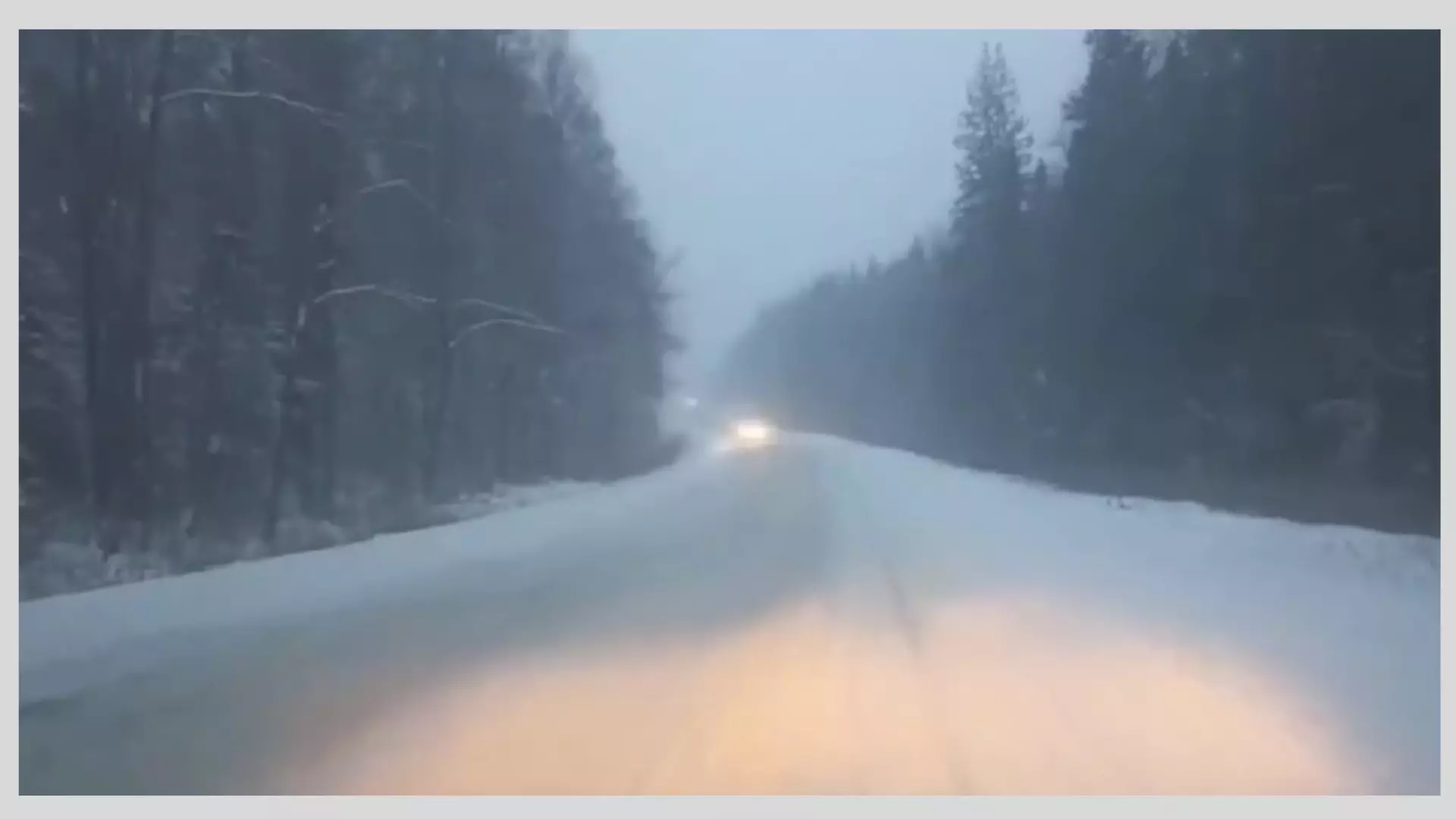 Жители Удмуртии сообщили, что в снегопад техника на трассах отсутствует
