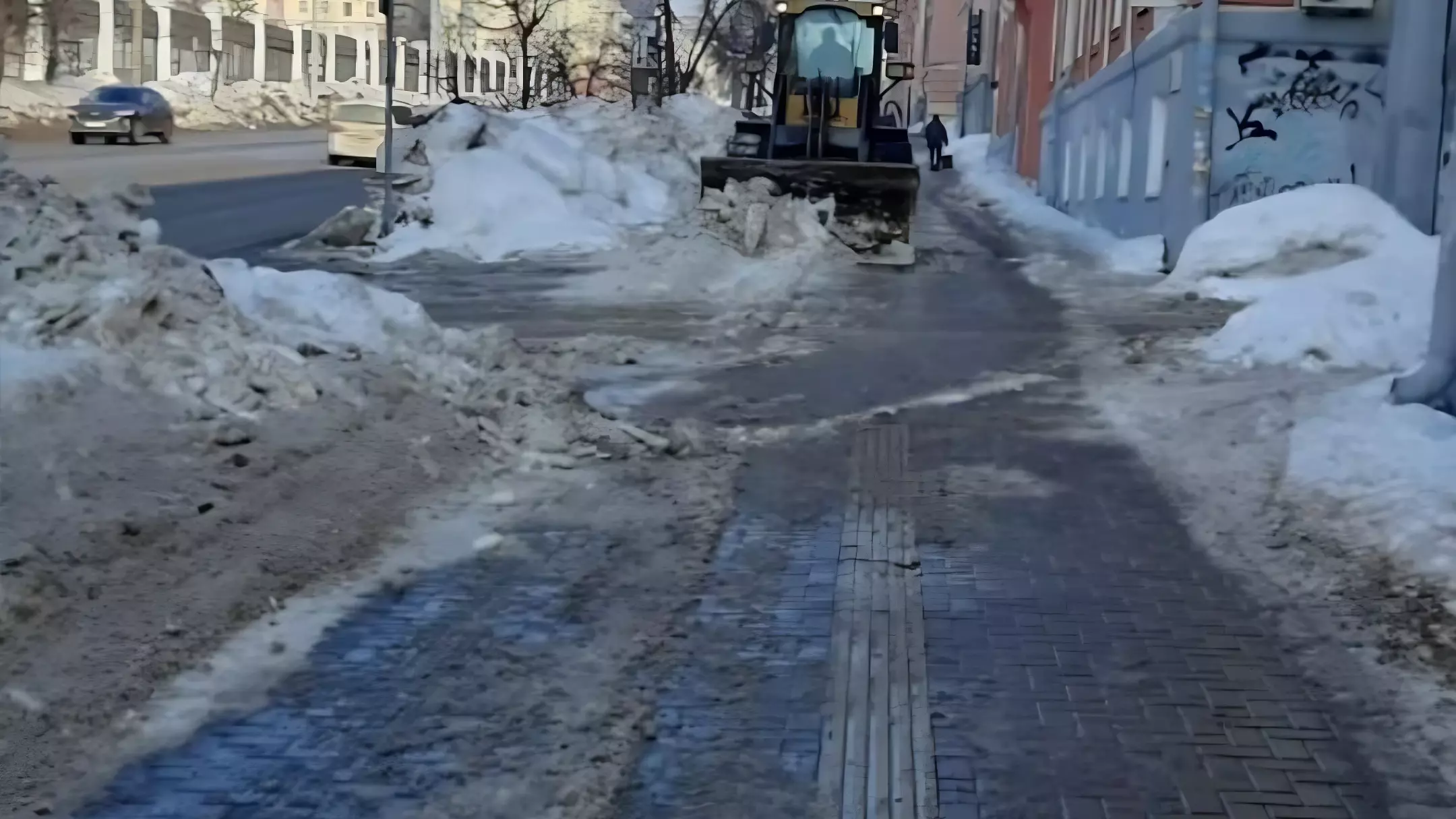 В Ижевске начали до асфальта очищать тротуары