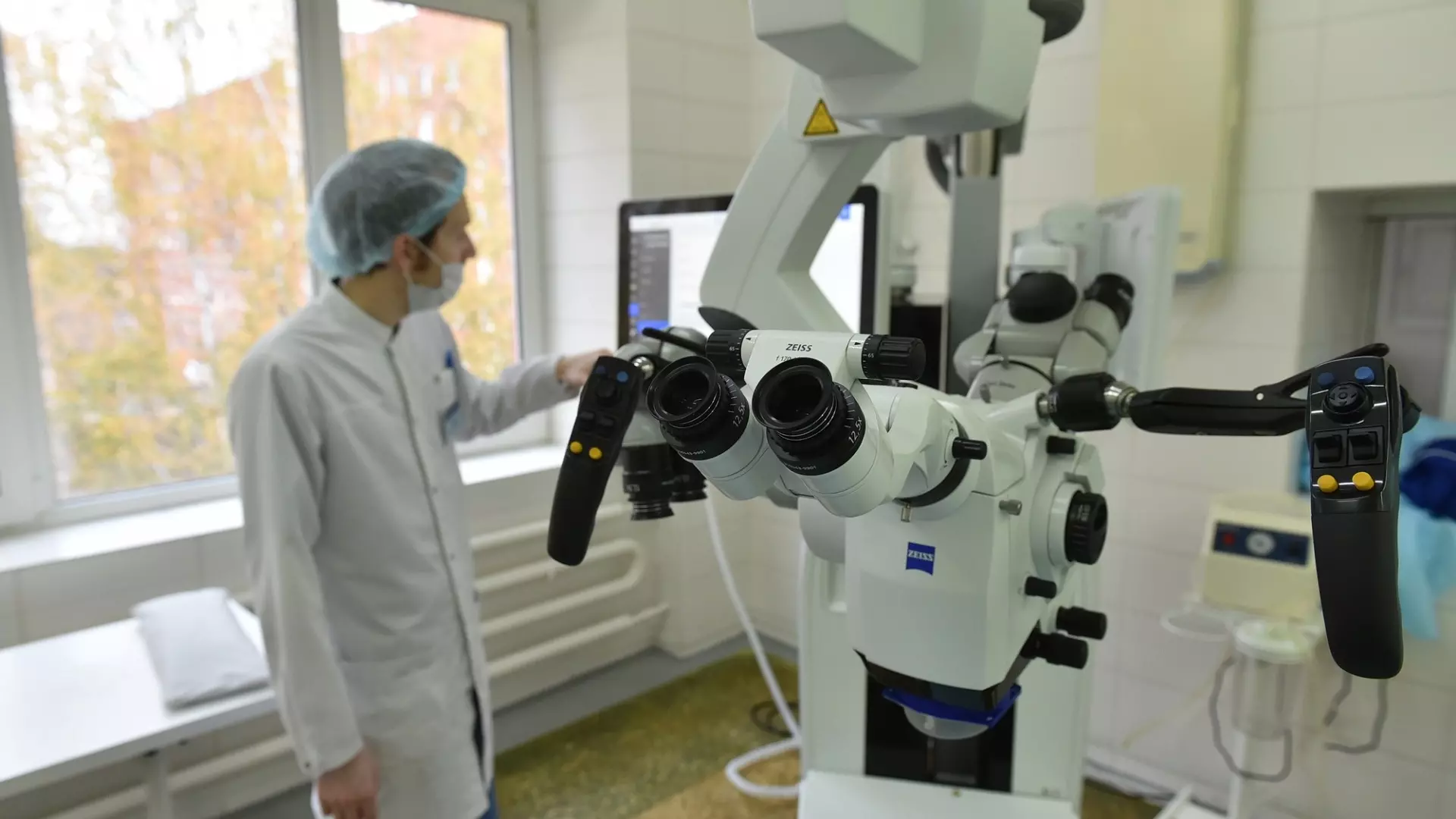 Врачи в Удмуртии впервые применили новый операционный микроскоп