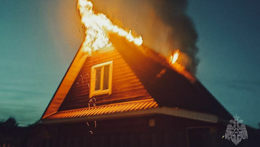Садовый дом чуть не сгорел в пригороде Ижевска из-за замыкания электропроводки