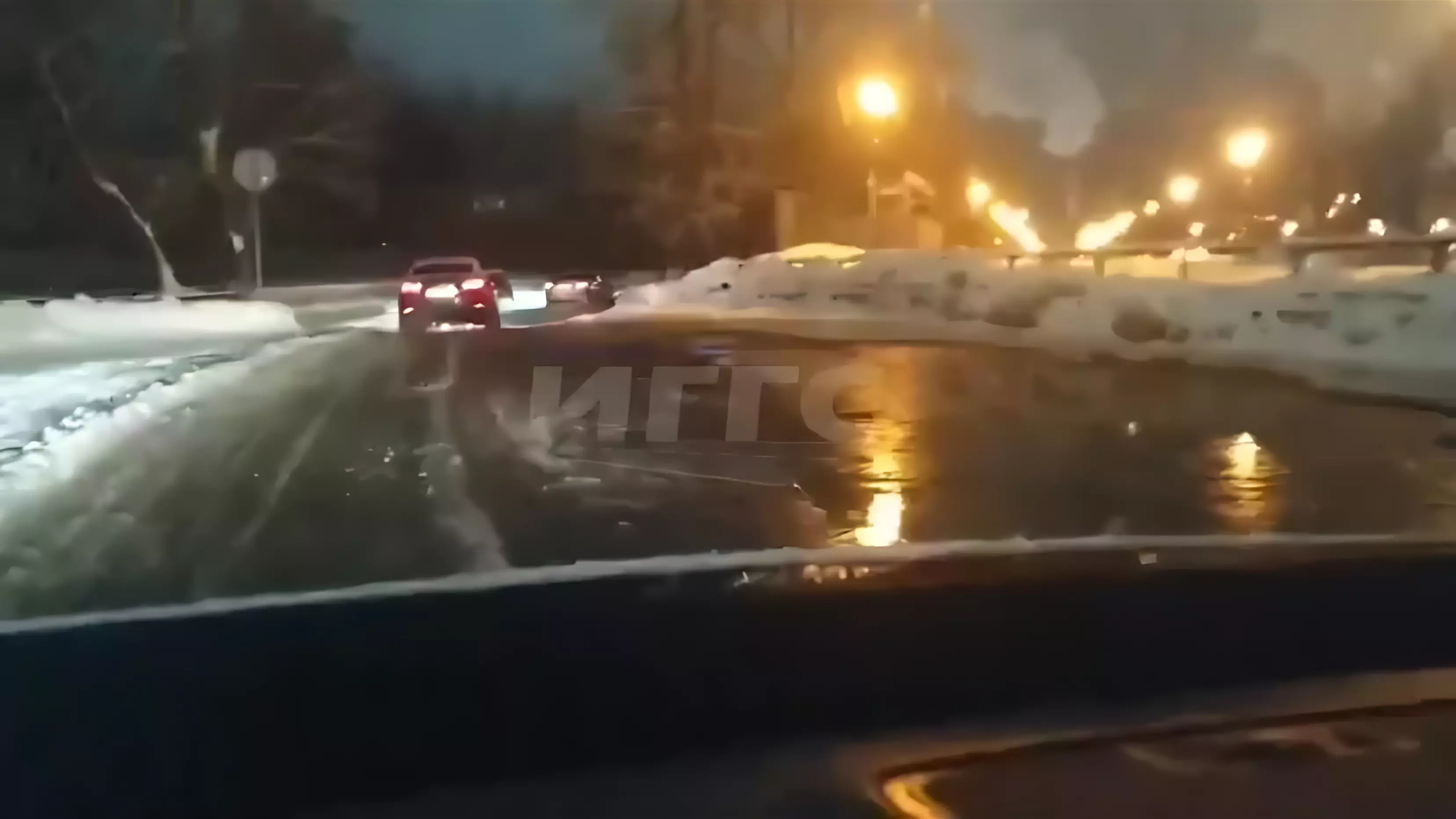 Вплавь по улицам: дорогу в районе набережной затопило в Ижевске