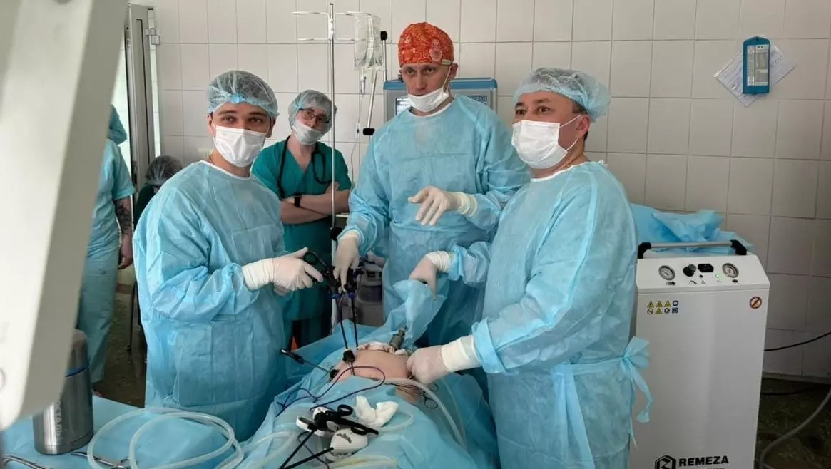 Врачи в Ижевске провели сложную операцию пациенту с патологией прямой кишки