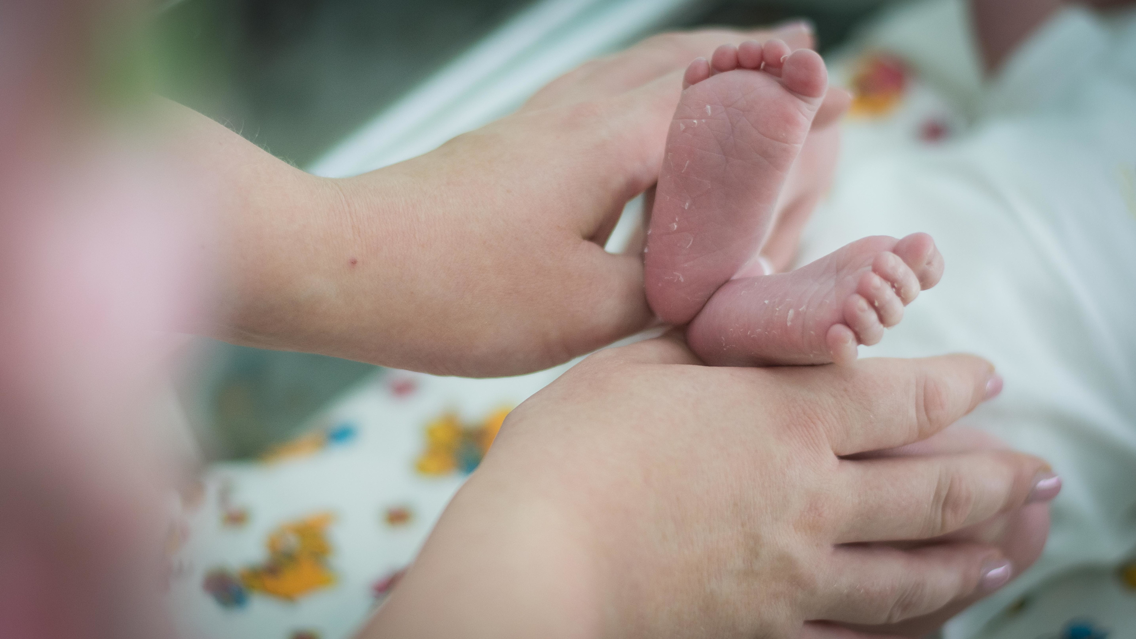 Шесть здоровых младенцев родились в Удмуртии у женщин, контактных по COVID-19