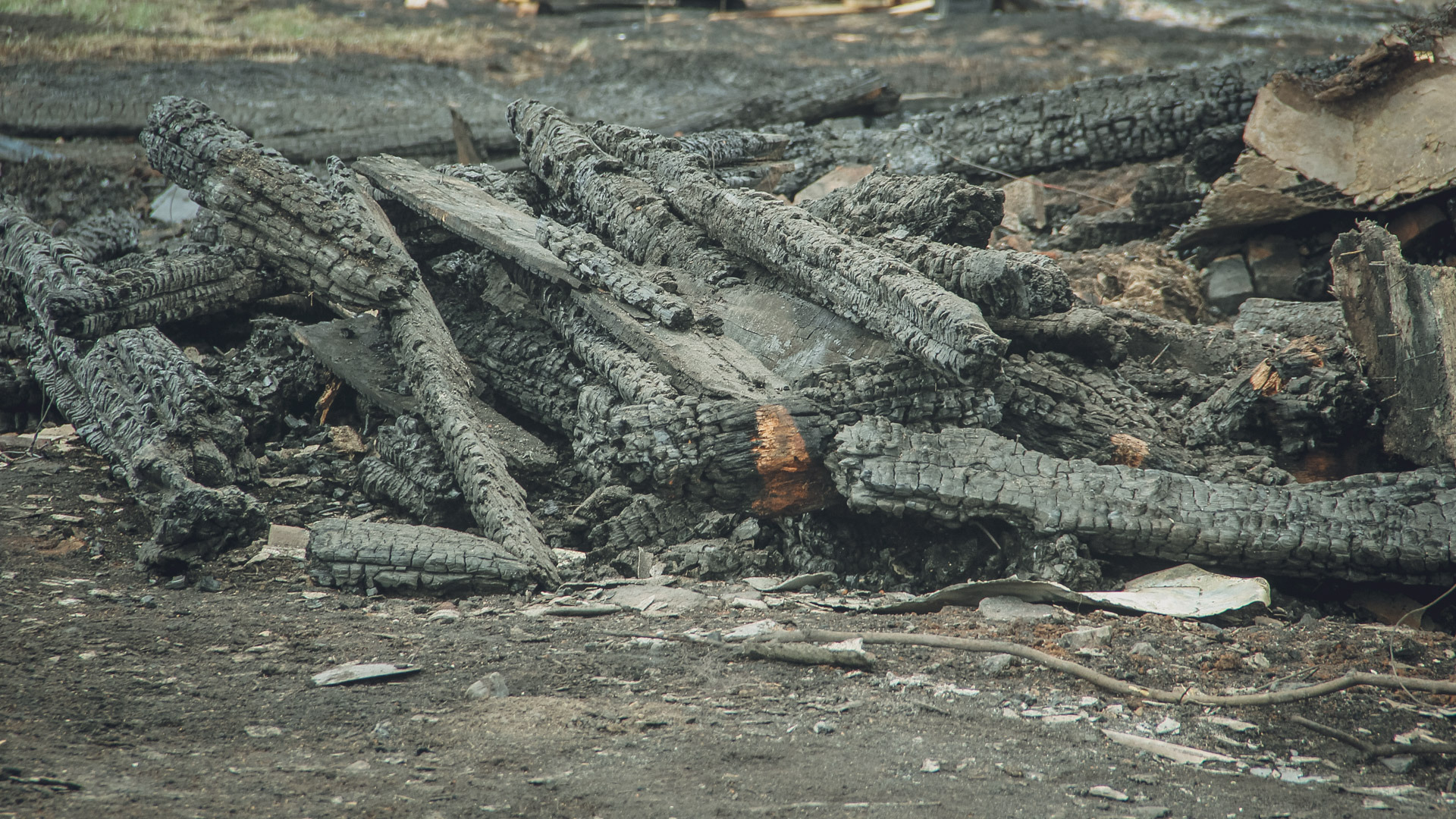 Четыре сарая и диван сгорели за сутки в Удмуртии