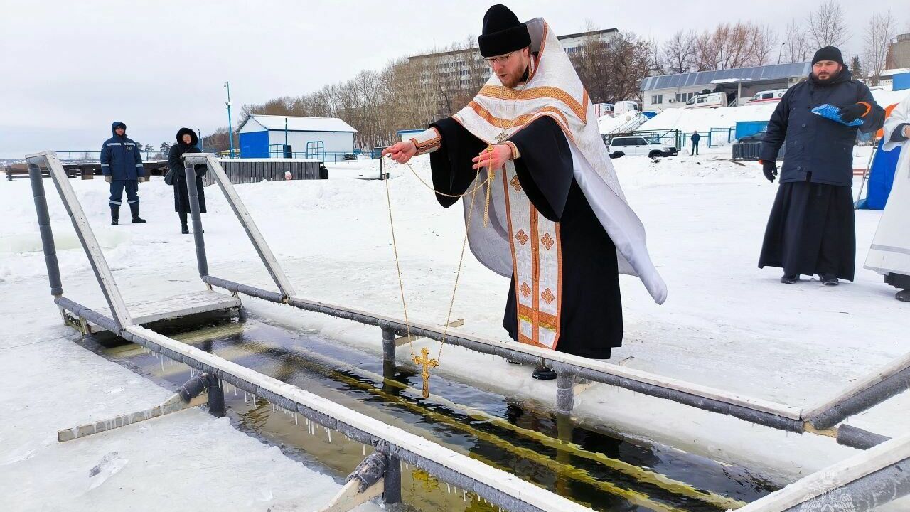 Освящена вода в купели на городском пруду Ижевска