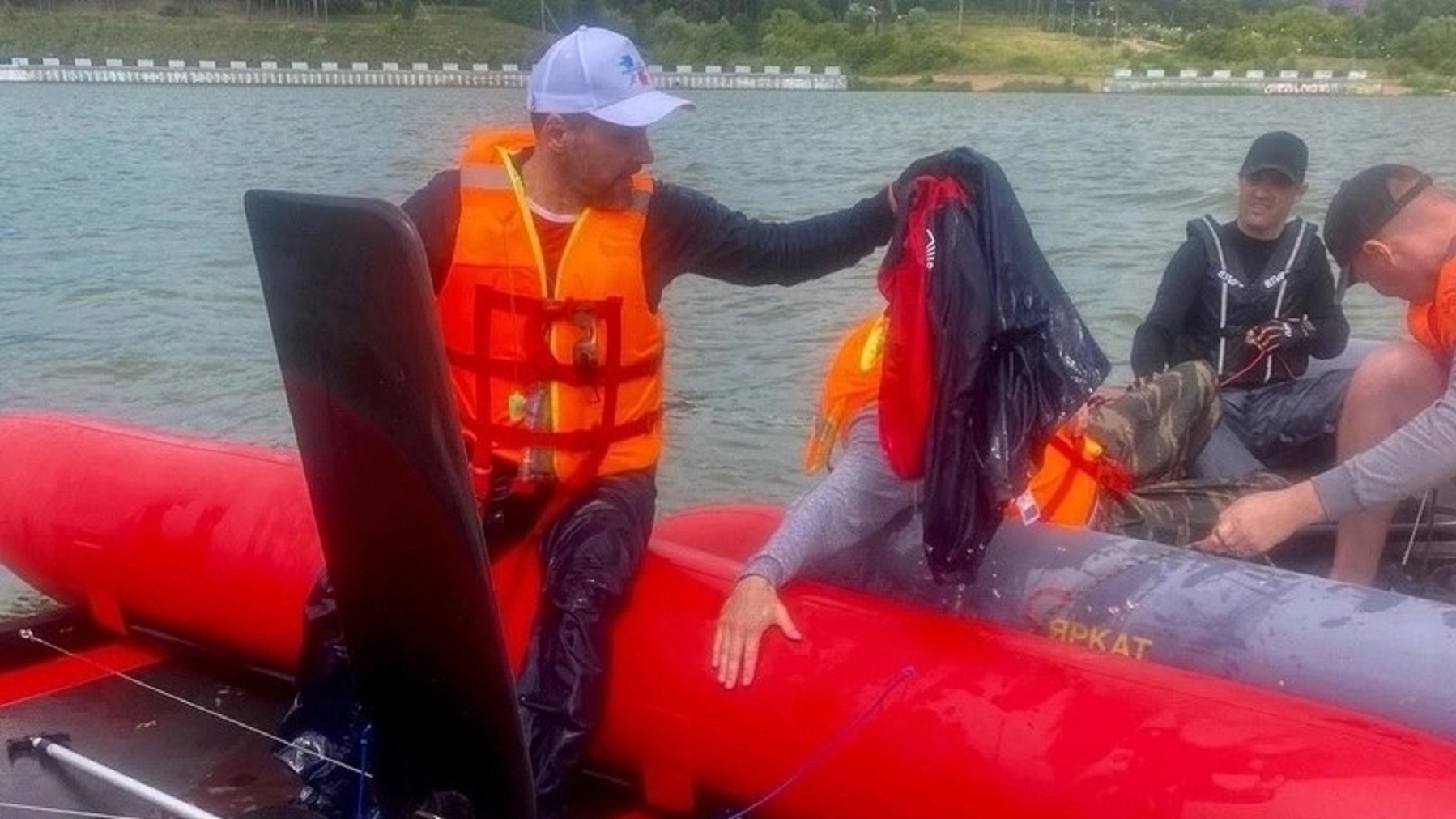 Очевидцы: на Ижевском пруду спасли экипаж перевернувшегося катамарана
