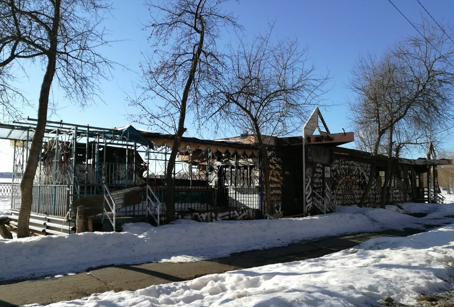 остов сгоревшего кафе "Кораблик", март 2023 года