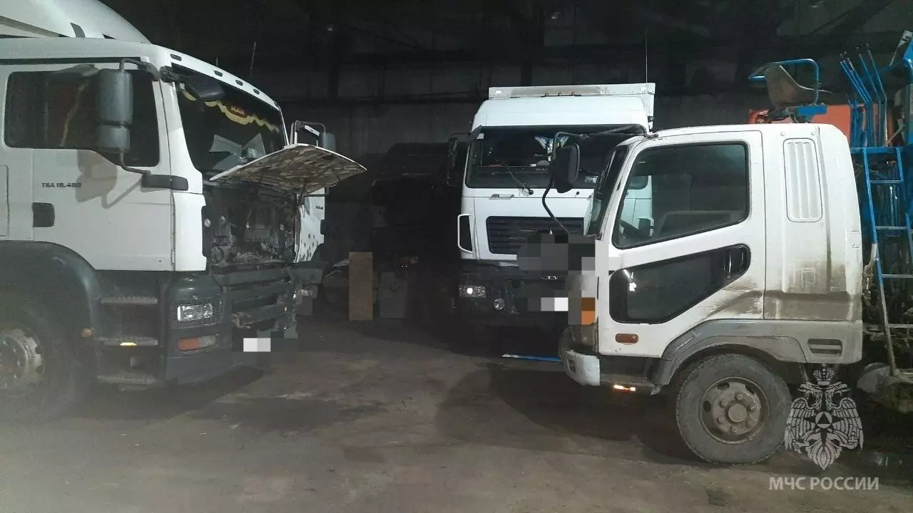 Восемь грузовиков спасли из горящего автосервиса в Ижевске
