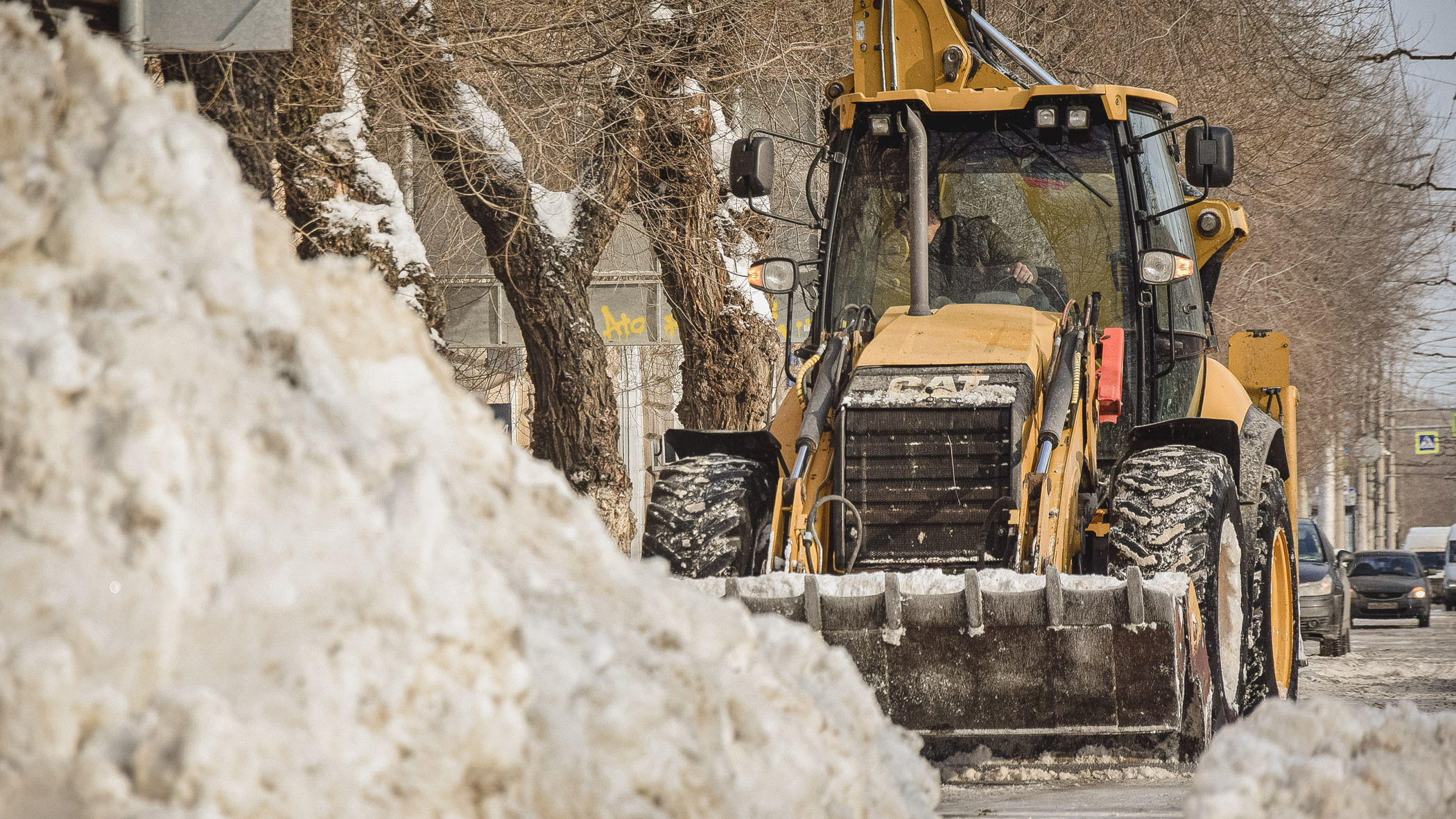 Убирающий снег трактор в Ижевске на замечание жителей чуть не травмировал их ковшом