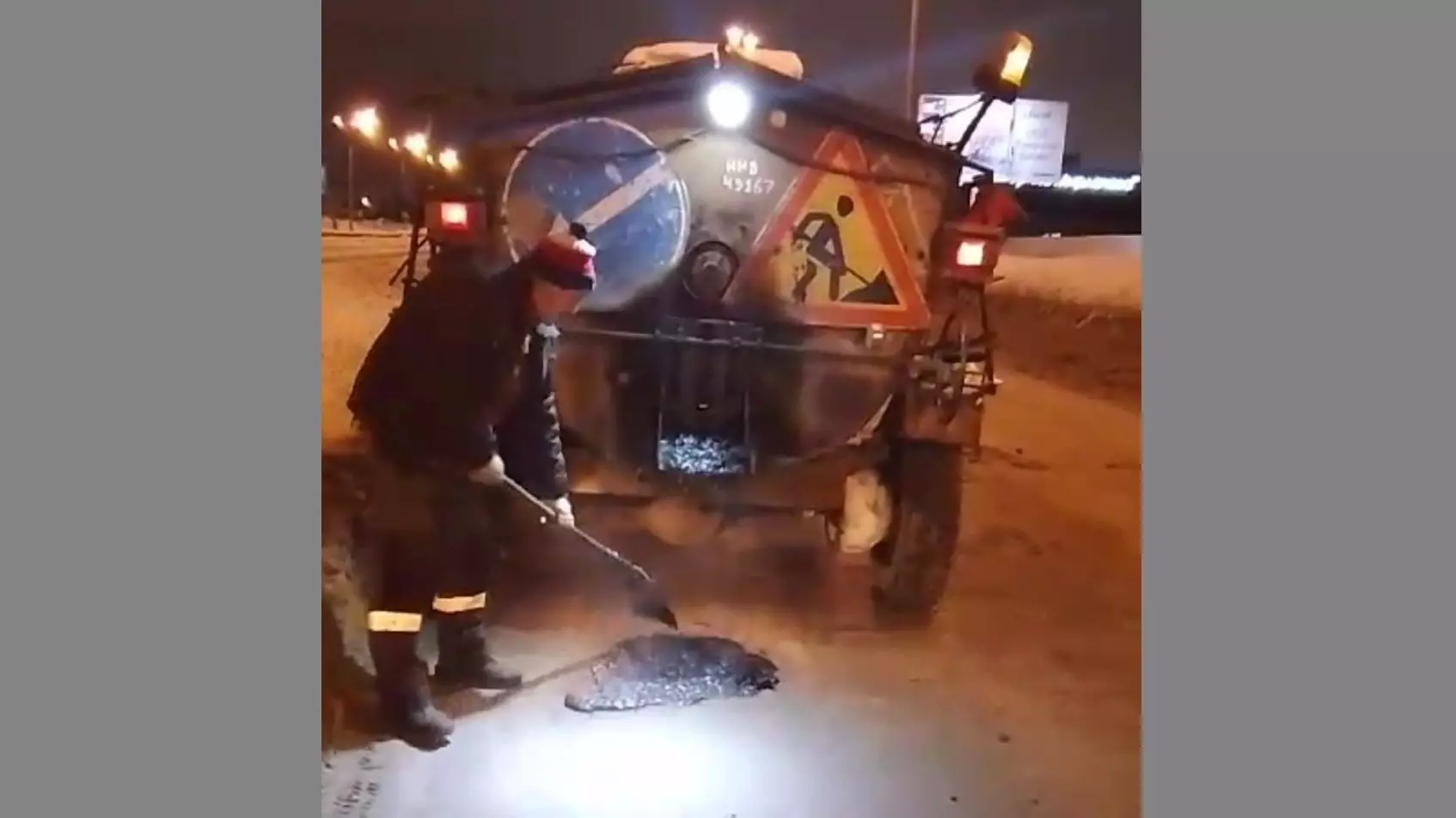 На улицах Ижевска устраняют дефекты дорожного полотна литым асфальтом