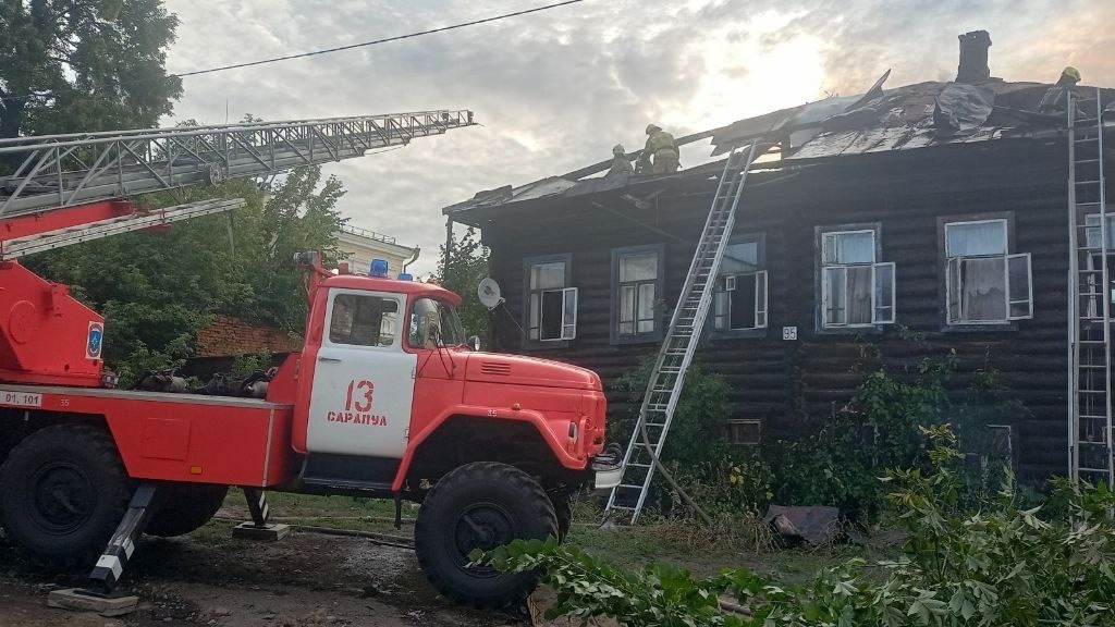 Мужчина погиб, ребенок в реанимации после страшного пожара в Сарапуле