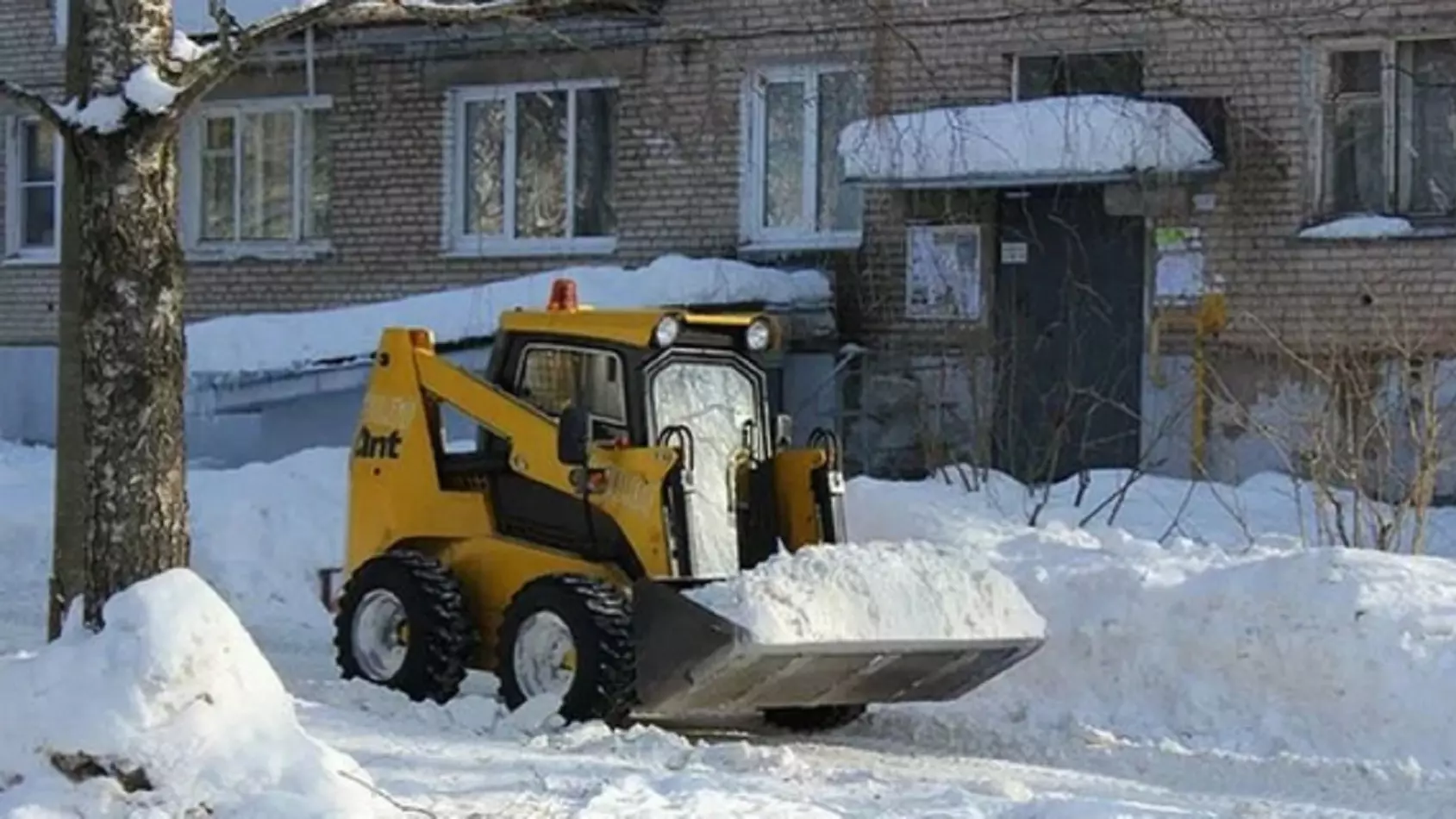 В Ижевске от снега и наледи к празднику очистили почти 700 дворов