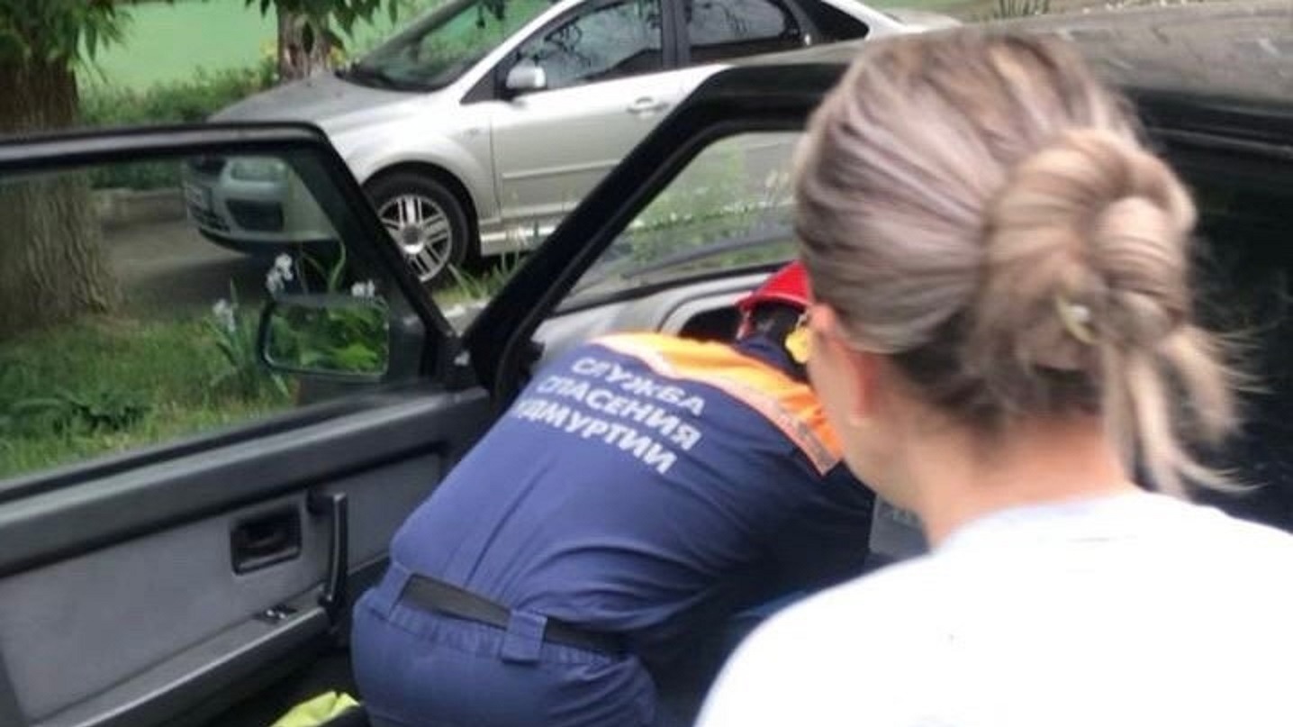 Спасатели в Ижевске выручили ребенка, случайно запертого в автомобиле