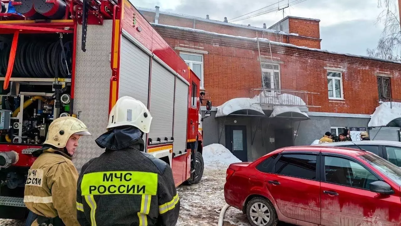При пожаре здания в Ижевске эвакуировали 7 человек