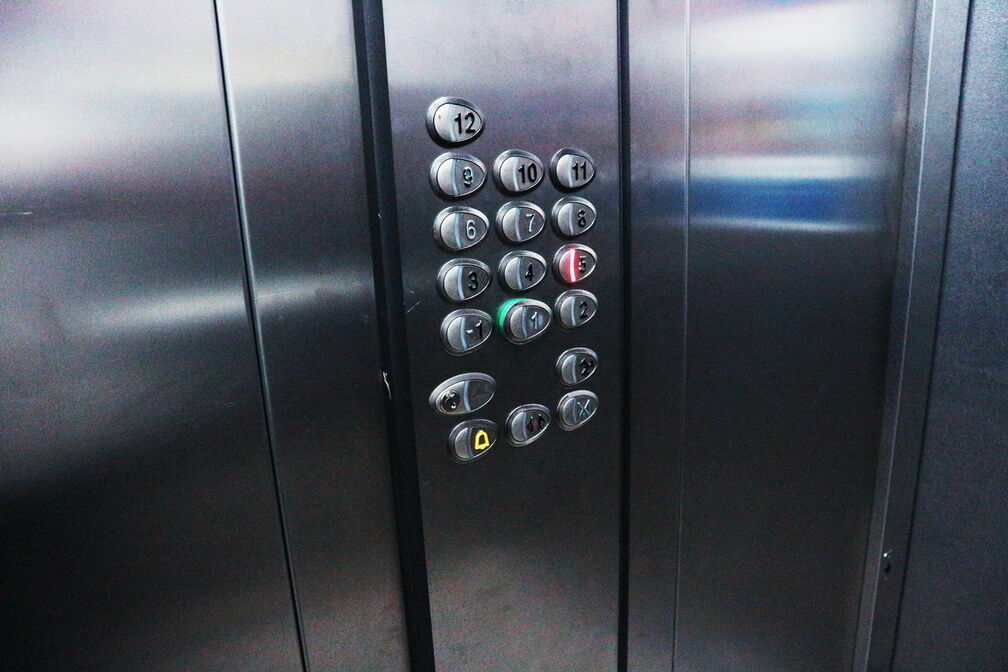 В Глазове подрядчики не справляются с заменой лифтов