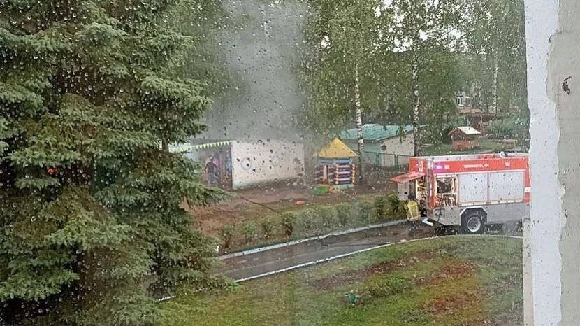 ГУ МЧС: Пожар в детском саду в Ижевске после попадания молнии потушили за 3 минуты
