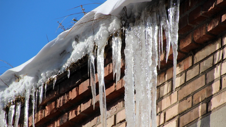 За несвоевременную уборку снега с крыши накажут заведующую детсада в Удмуртии