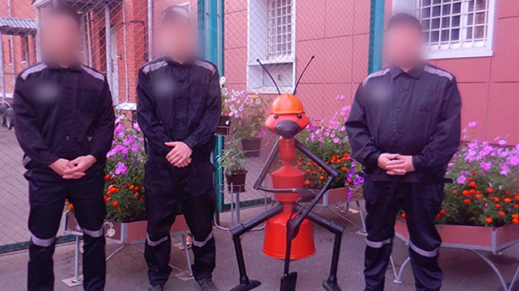 СИЗО и муравей: осужденные в Ижевске создали скульптуру из металлолома