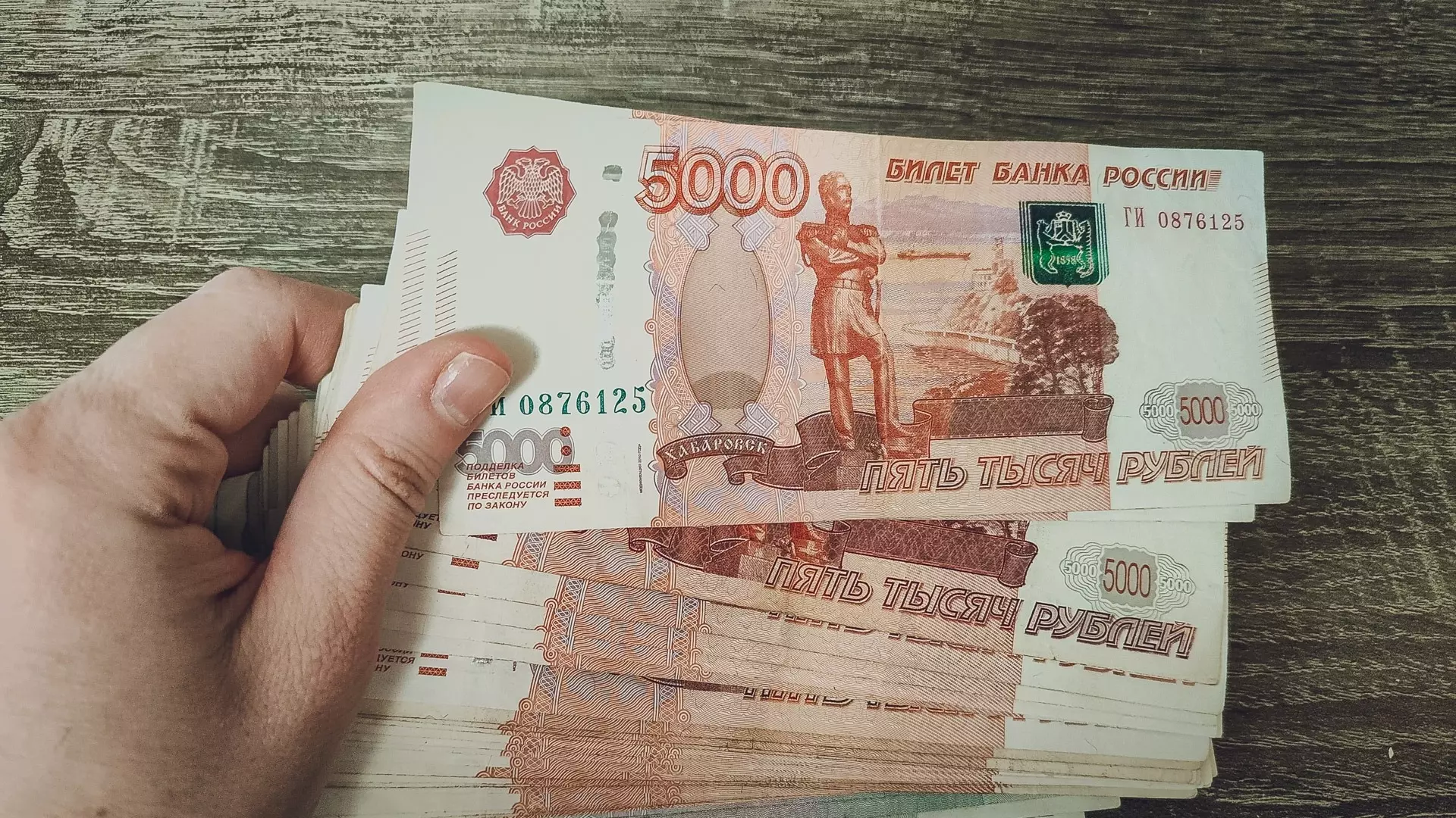 200 тысяч рублей украла из кармана брюк знакомого женщина в Удмуртии