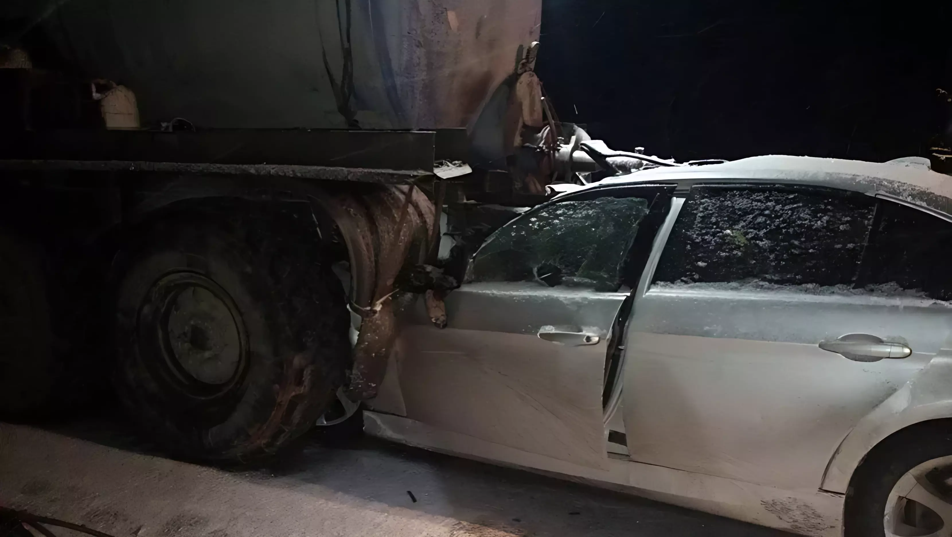 Водитель и два пассажира иномарки погибли в Удмуртии при столкновении с КамАЗом