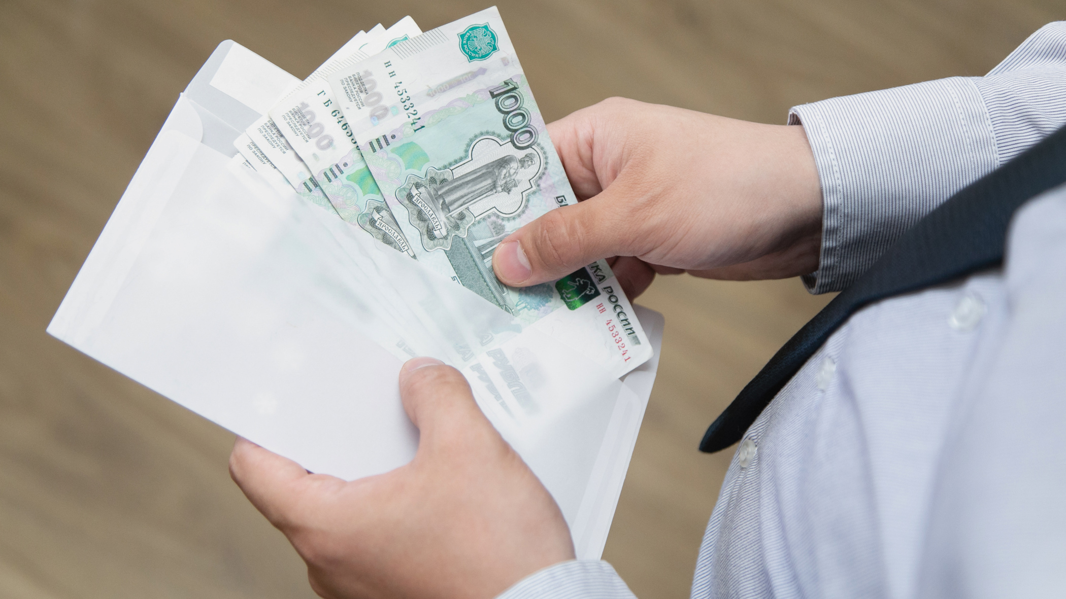 Житель Удмуртии предлагал полицейскому взятку 50 тысяч рублей
