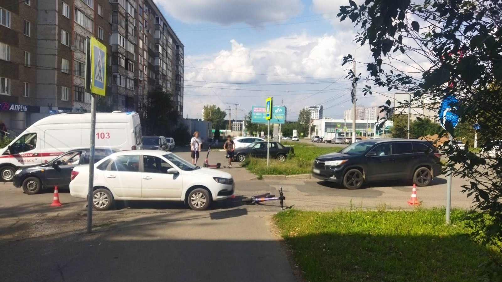 В ДТП в центре Ижевска пострадала 16-летняя самокатчица