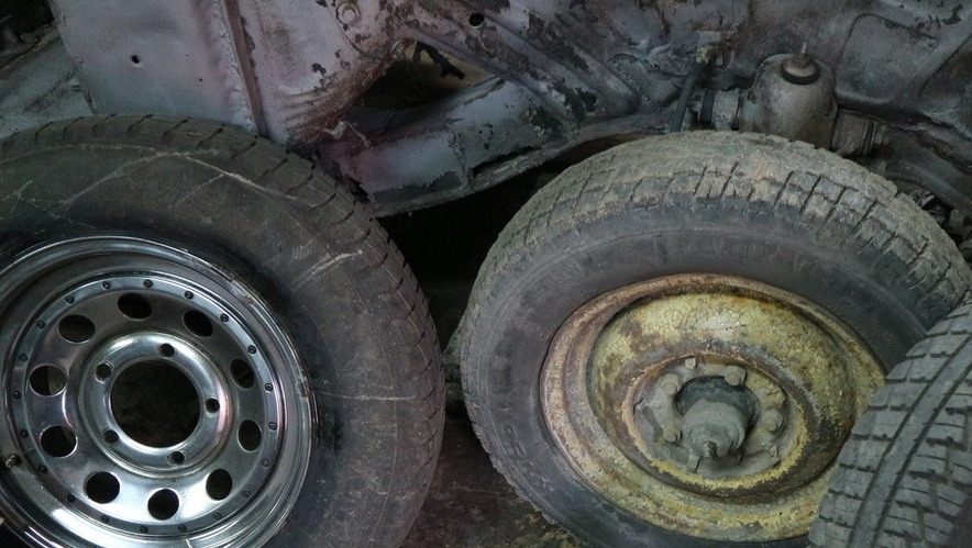 Штраф до 100 тысяч рублей грозит тем, кто подбрасывает шины к Экопосту в Ижевске