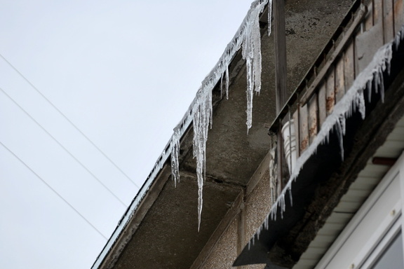 Ледяная глыба упала с крыши на мать с ребенком в Глазове