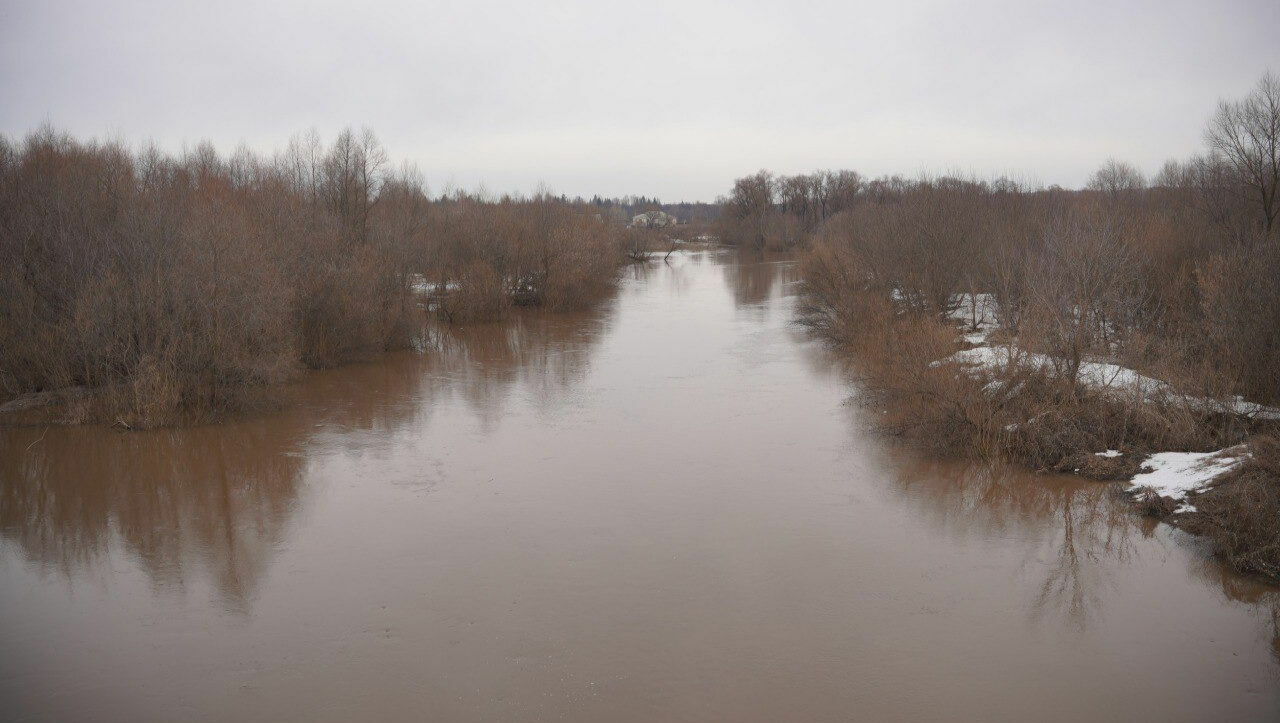 В Удмуртии разлившимися водами реки Чепцы затопило 350 метров дороги