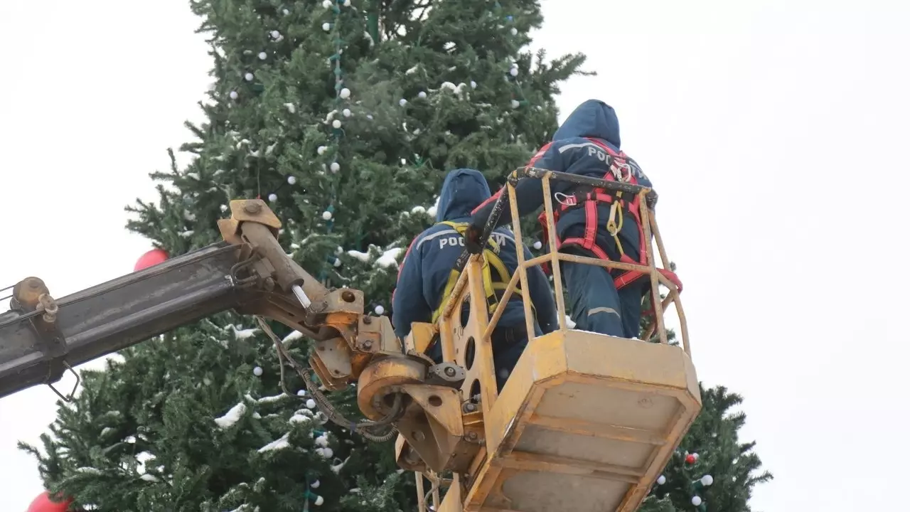 На Центральной площади Ижевска начали демонтировать елку