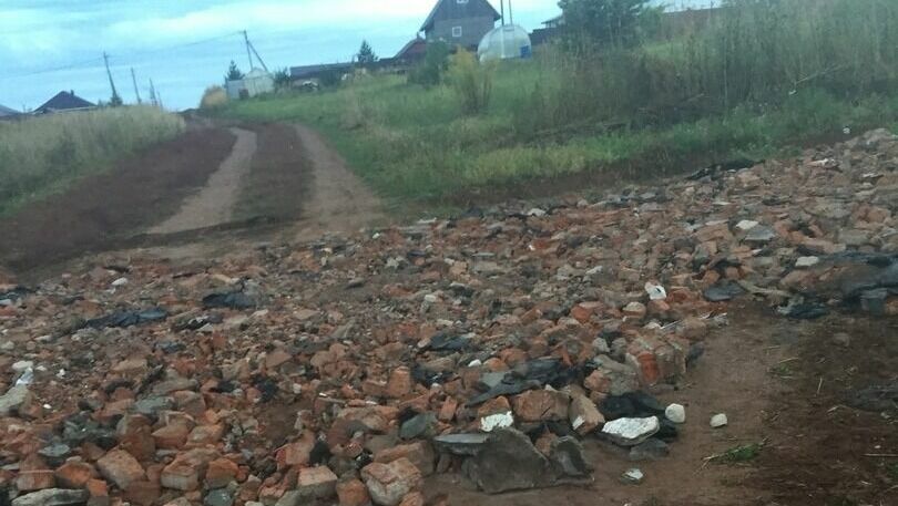 Экономия по-завьяловски: дорогу в Удмуртии «отремонтировали» боем кирпича