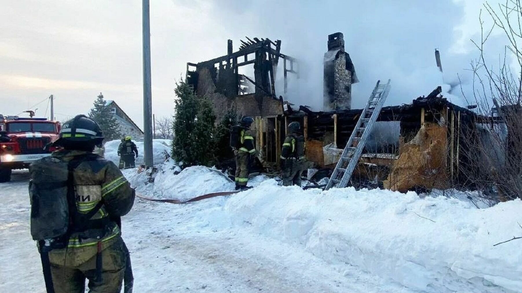 За сутки в Удмуртии сгорели дом и два автомобиля