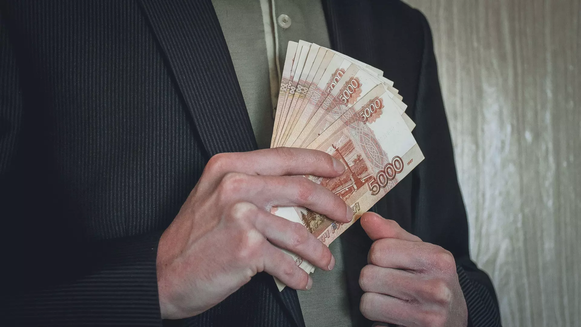 Более 50 тысяч рублей в месяц составила средняя зарплата в Удмуртии