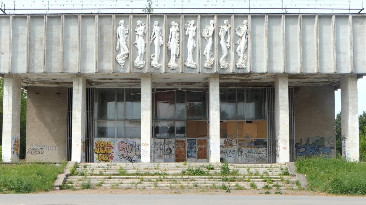 Власти Глазова продадут здание бывшего клуба «Родник»