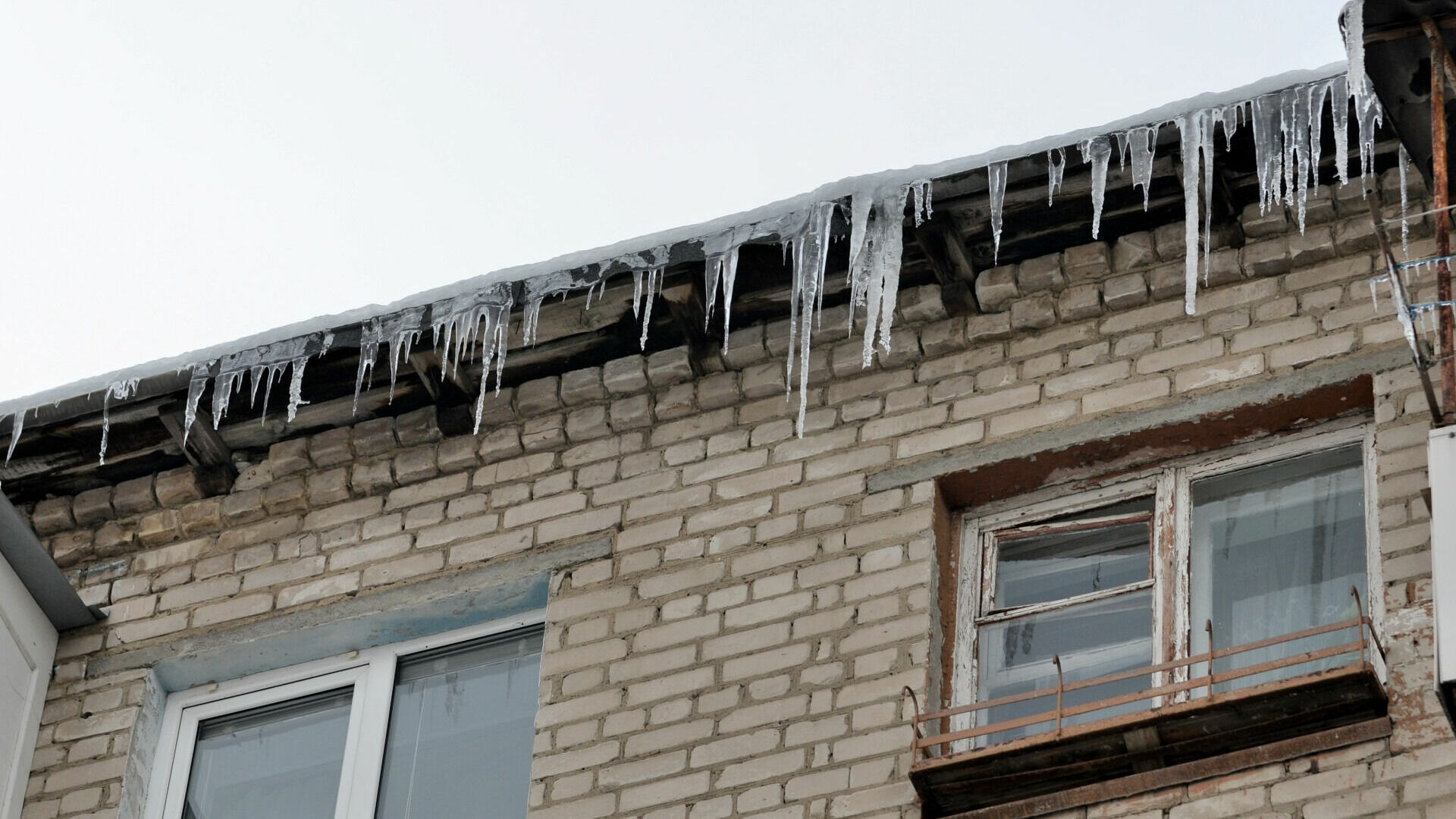 Жителей Удмуртии предупредили об опасности схода снега и льда с крыш зданий