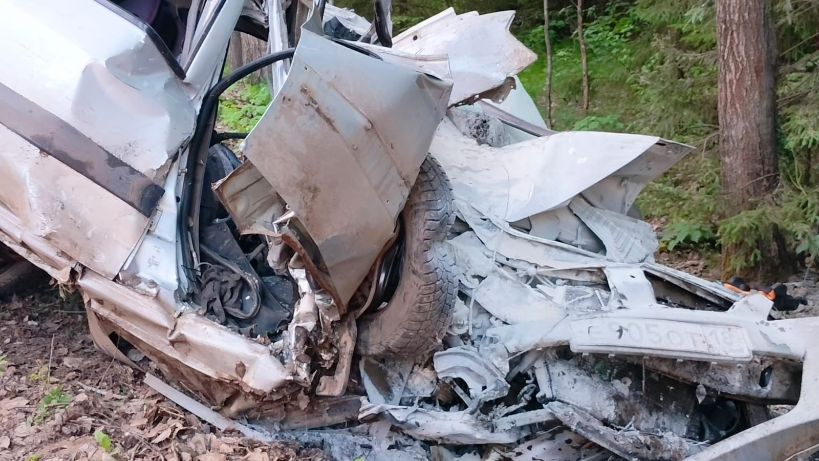 Пассажир врезавшегося в дерево автомобиля погиб в Удмуртии
