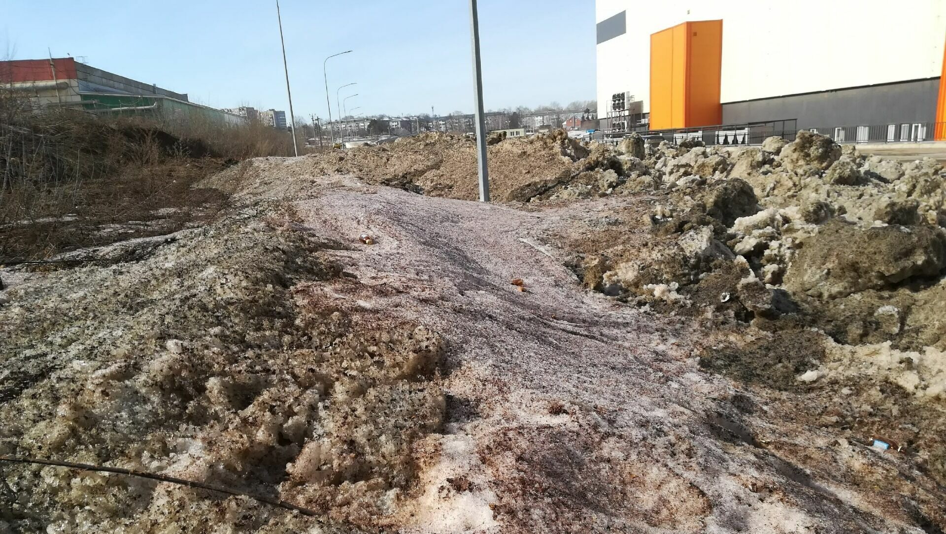 Корреспондент Udm-info оценила тающий красный снег в Ленинском районе Ижевска