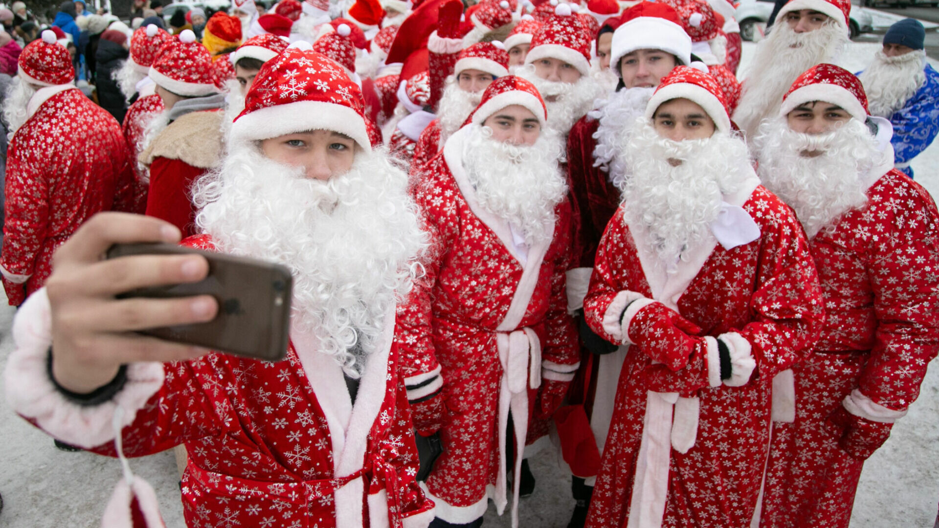 Авиакомпания РФ в Новый год бесплатно перевезла 538 Дедов Морозов и Снегурочек