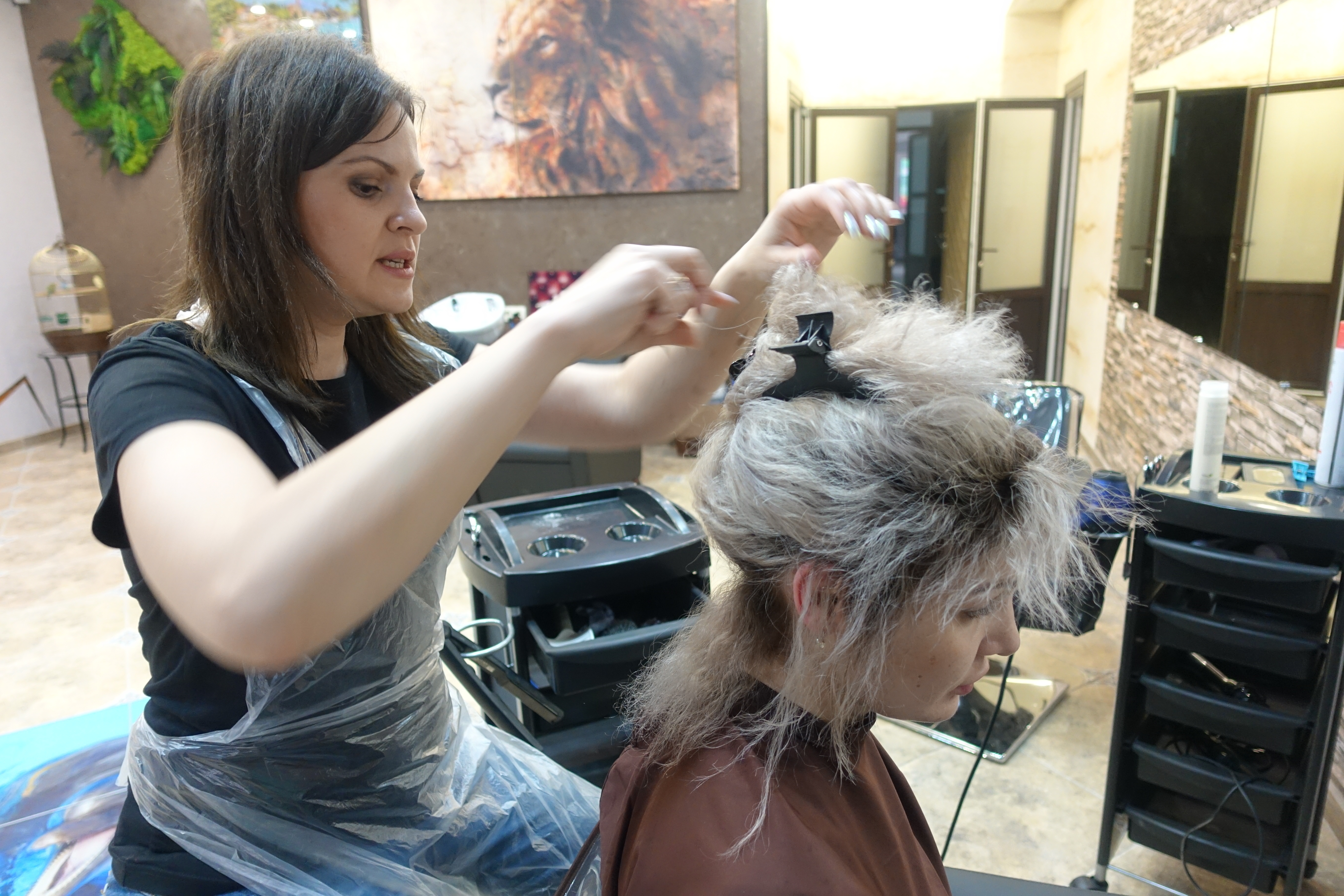 Первому зампреду правительства Удмуртии угрожают парикмахеры